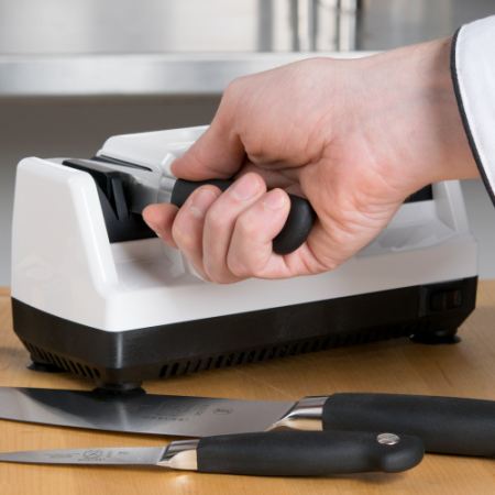 Пользоваться ножеточкой Chef's Choice-110 очень просто: подключите её к электросети и пропускайте ножи через рабочие слоты